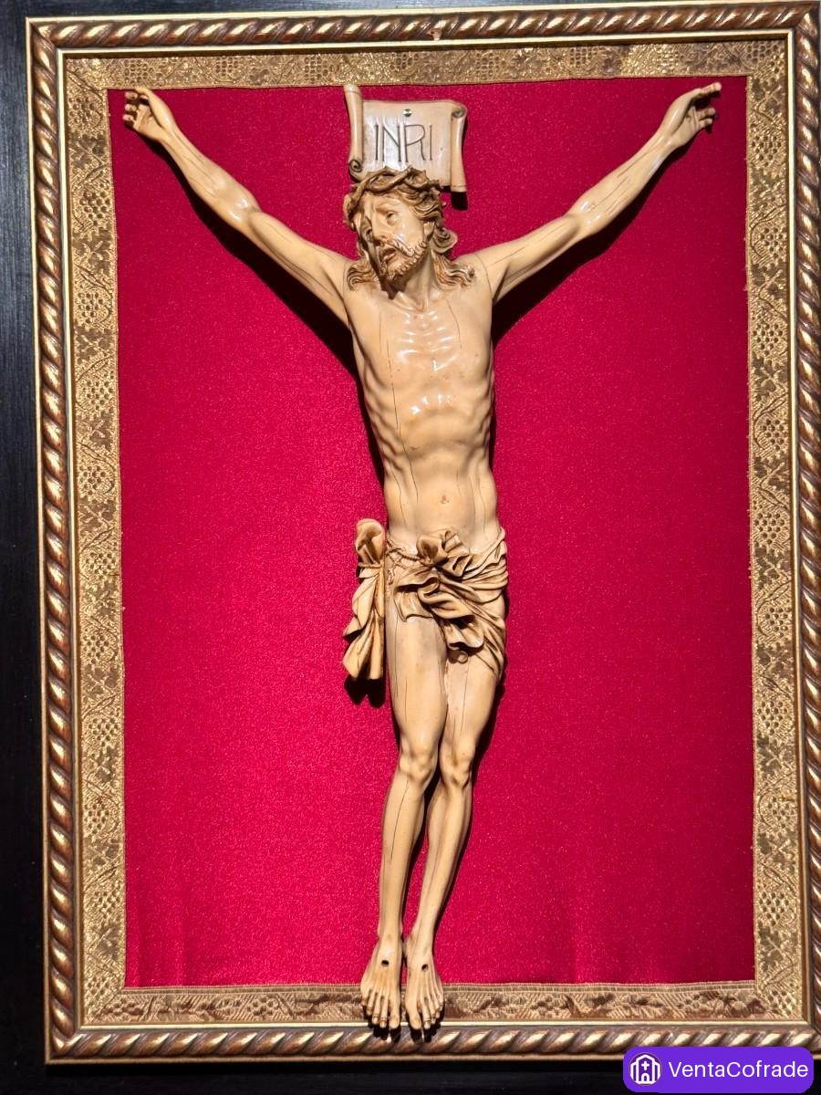 Cristo crucificado en composición policromada, ca. 1900, marco de 65 cm - foto 2