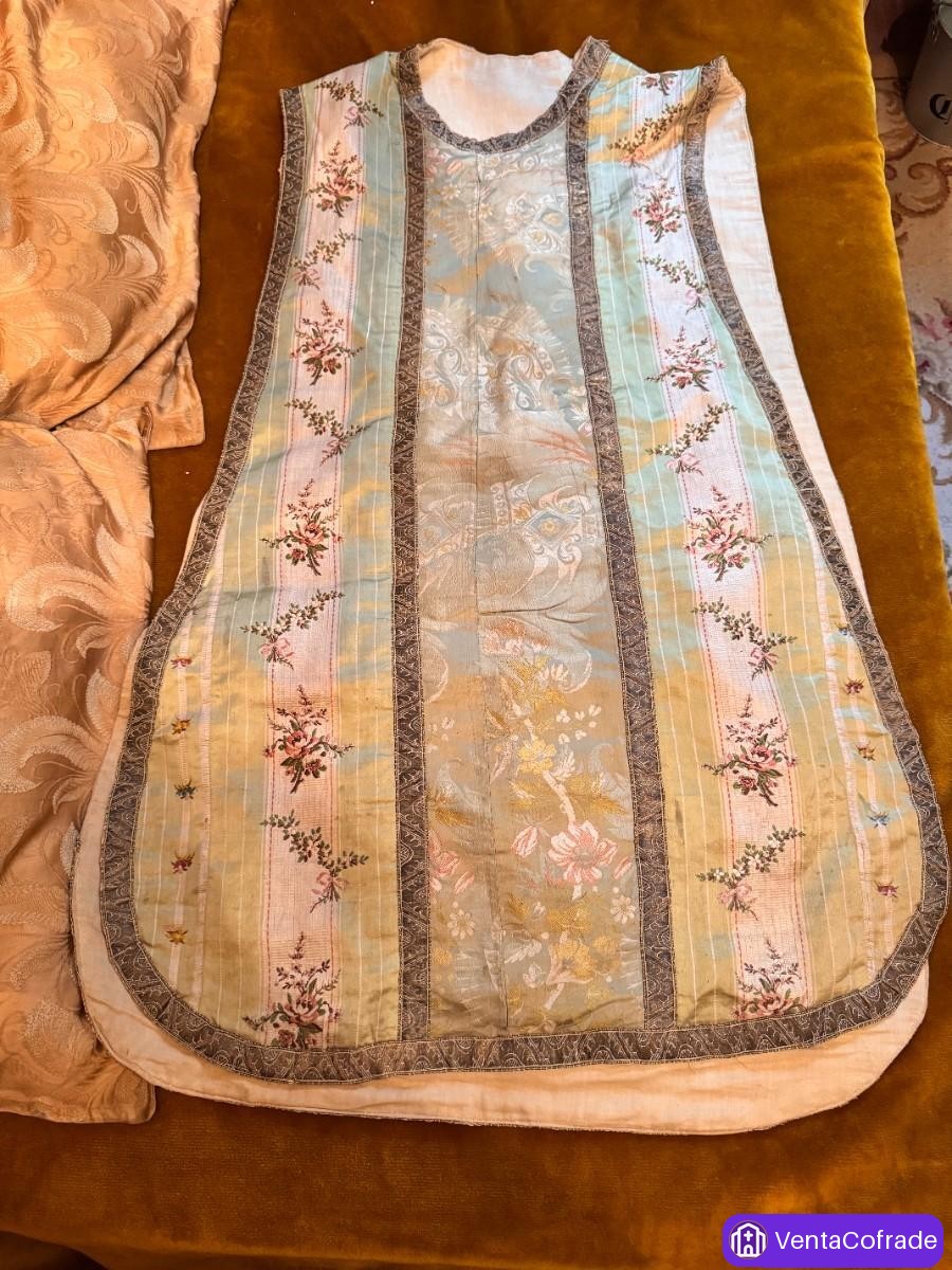 Casulla en seda brocada con decoración floral, España, siglo XVIII - foto 5