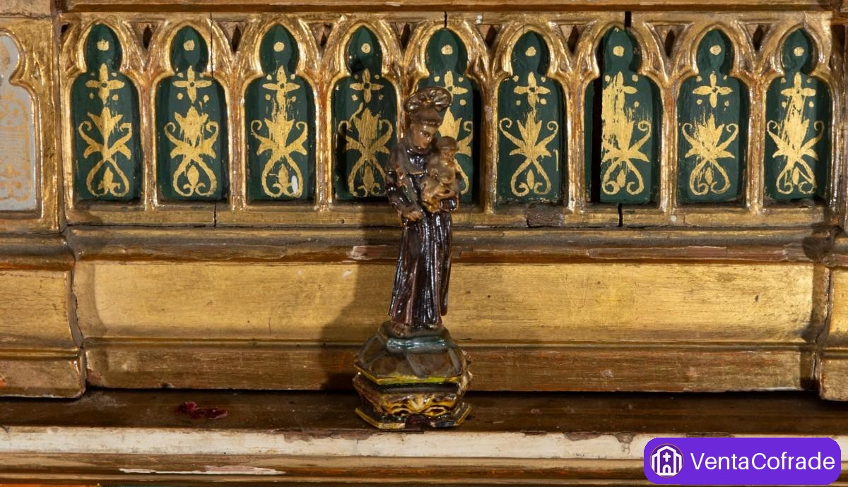 Retablo neogótico con Virgen de batalla siglos XVI-XVII y tallas antiguas - foto 6