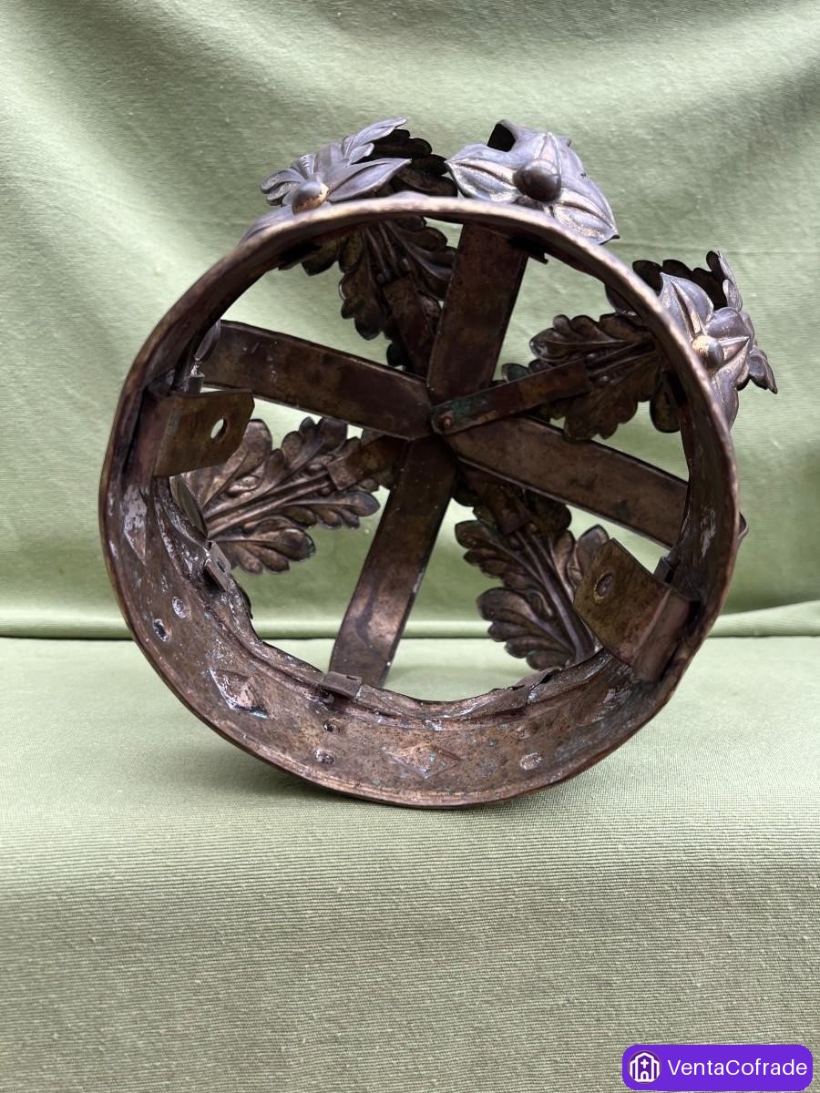 Corona decorativa neogótica en bronce patinado, hojas de acanto - foto 4