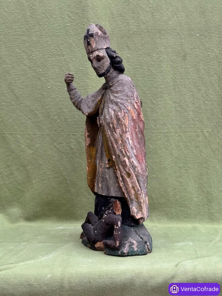 Escultura religiosa española antigua en madera policromada con peana, obispo con demonio - foto 2