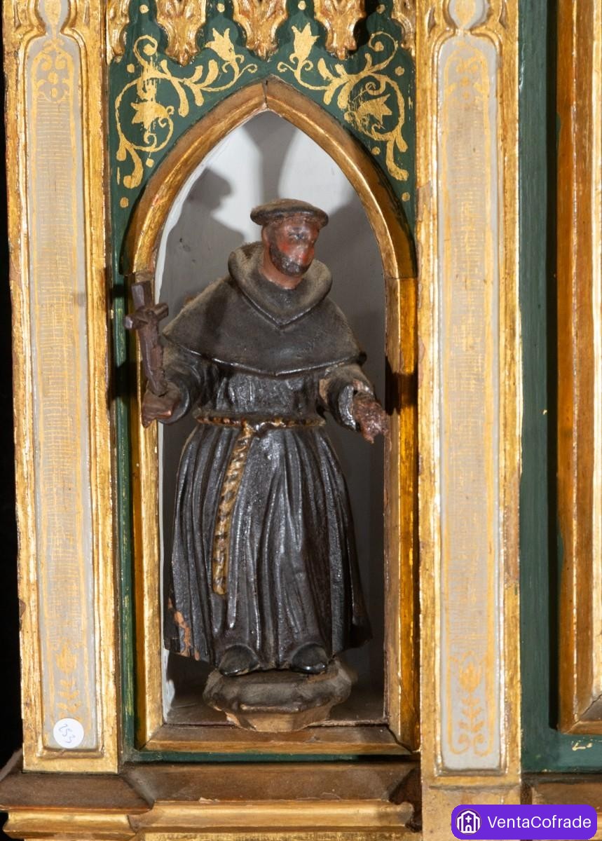 Retablo neogótico con Virgen de batalla siglos XVI-XVII y tallas antiguas - foto 5