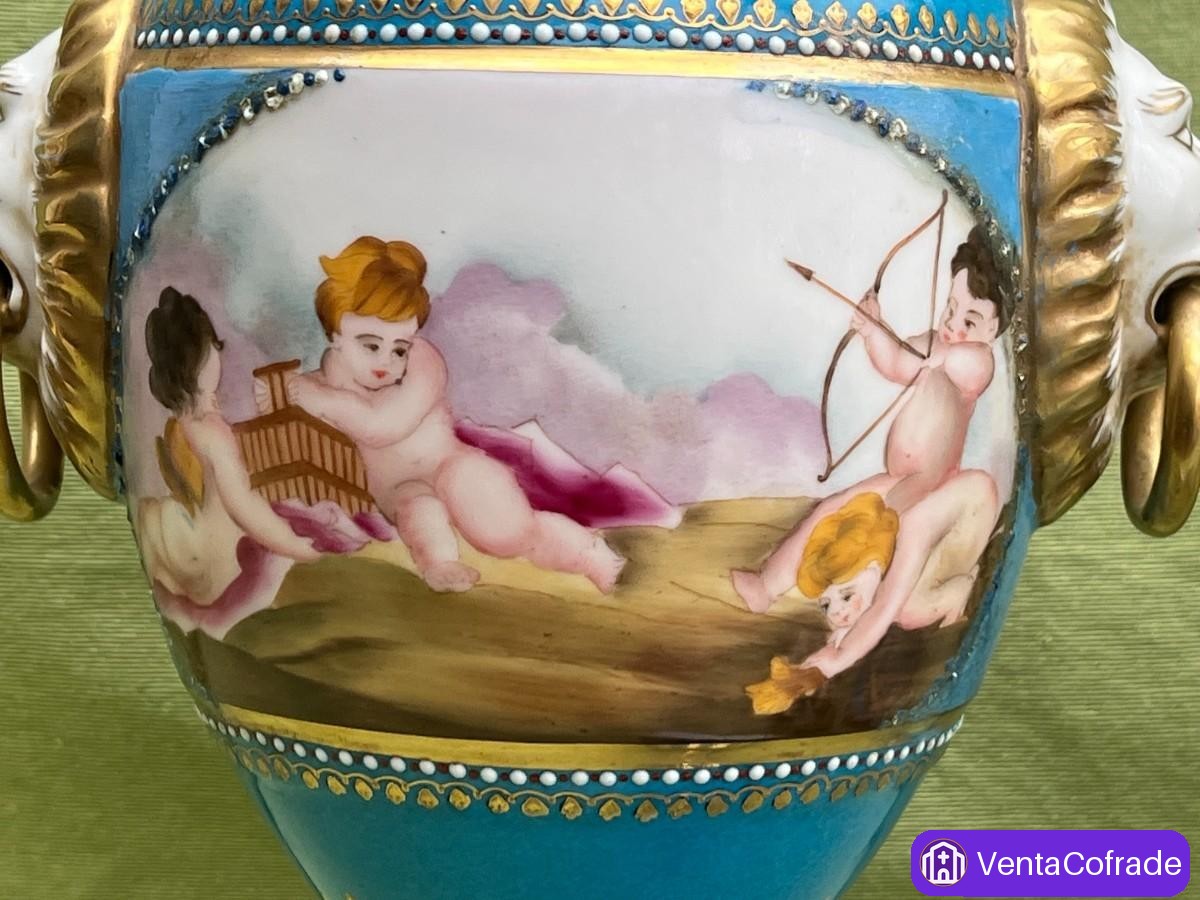 Pareja de jarrones neoclásicos decorativos con querubines y asas de león - foto 6