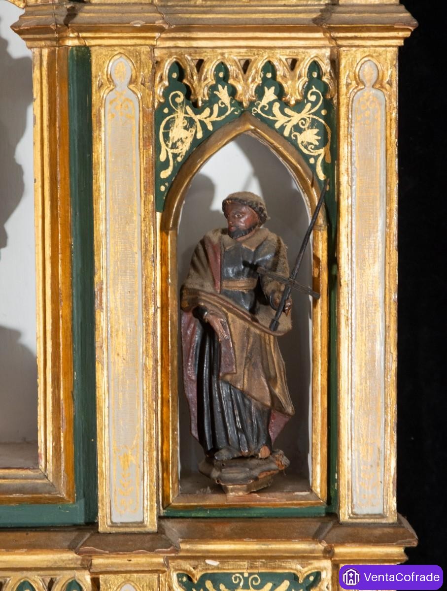 Retablo neogótico con Virgen de batalla siglos XVI-XVII y tallas antiguas - foto 4
