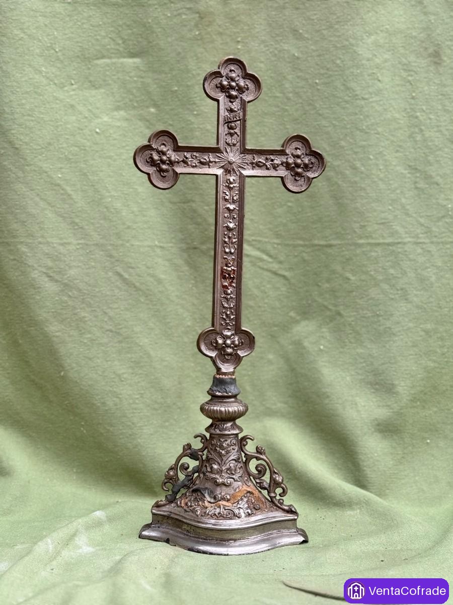 Cruz de altar barroca en metal repujado, finales del siglo XVIII – principios del XIX - foto 1