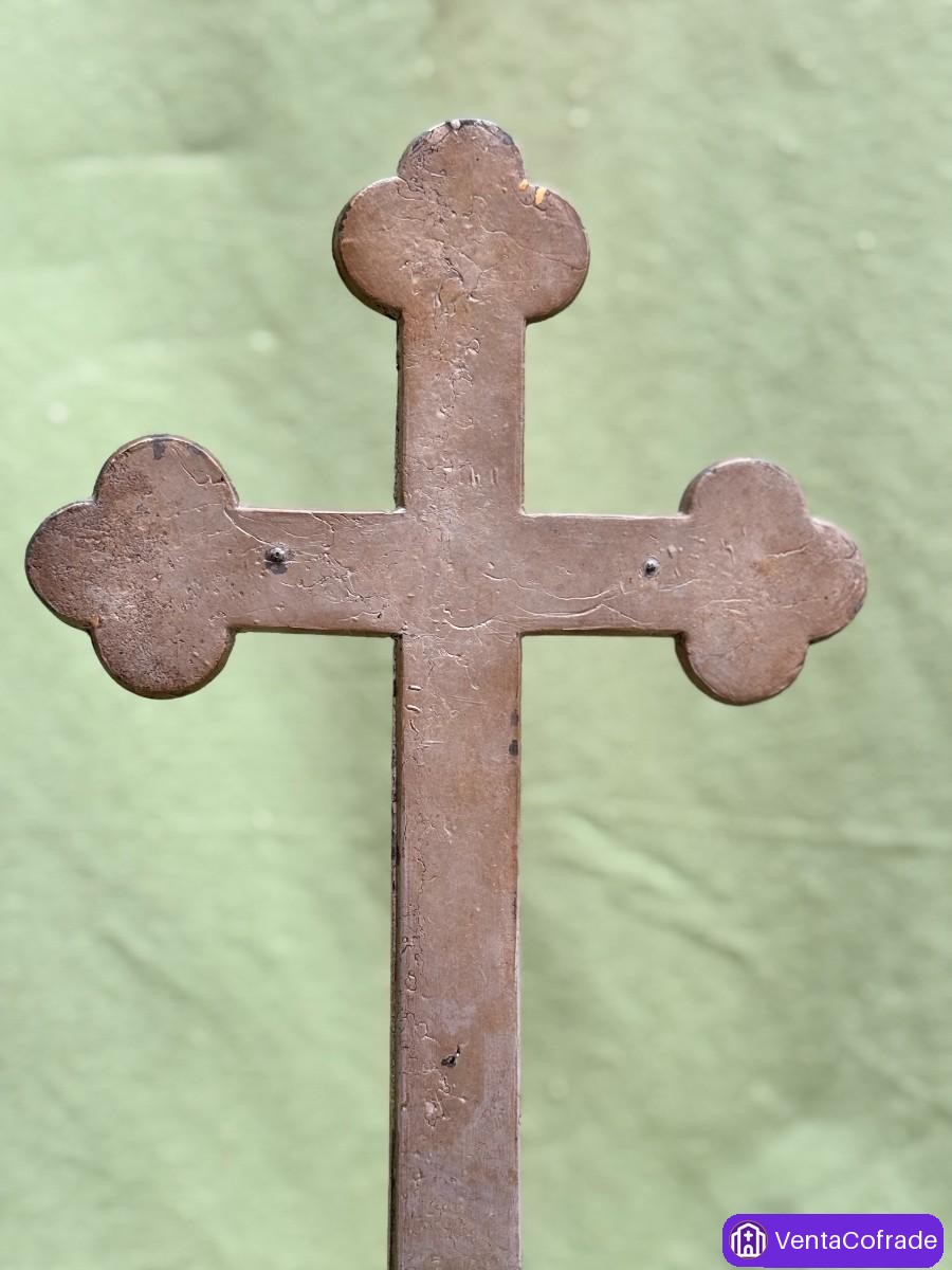 Cruz de altar barroca en metal repujado, finales del siglo XVIII – principios del XIX - foto 5