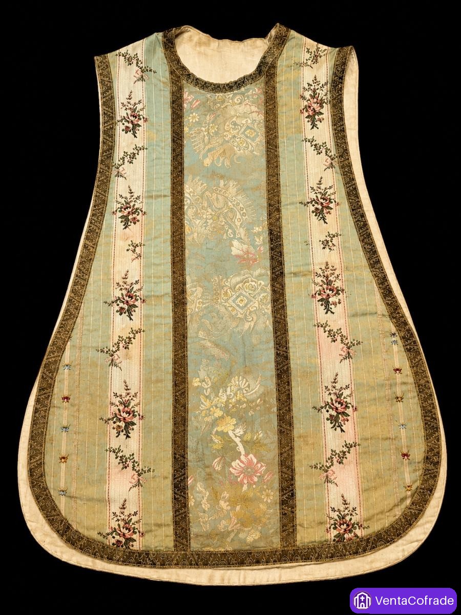 Casulla en seda brocada con decoración floral, España, siglo XVIII - foto 2
