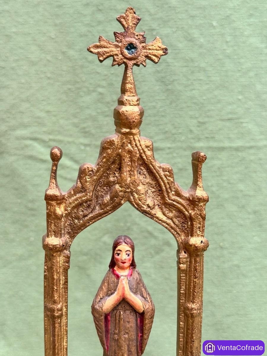Altar devocional neogótico en bronce con Virgen orante, peana de madera, finales s. XVIII–XIX - foto 4